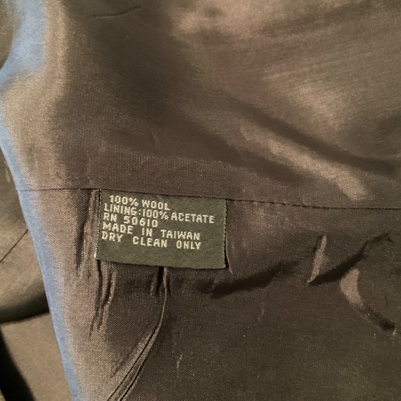 Beautifully Tailored Wool Jacket - Picture 4 of 6